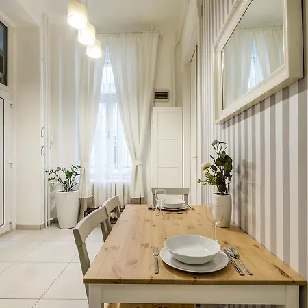 Fashion Street Luxury Apartment